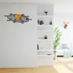 Décoration murale représentant le système solaire avec planètes et Soleil, idéale pour une décoration scientifique ou éducative dans un intérieur moderne.