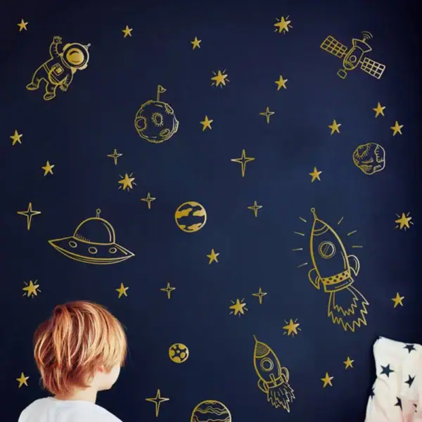 Jeu éducatif sur le thème de l'espace avec fusées, planètes et astronautes en illustration dorée sur fond bleu nuit.