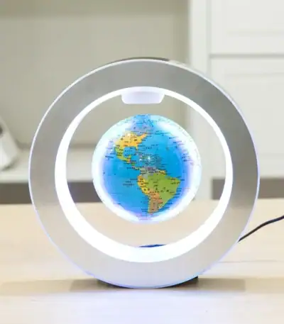 Lampe de bureau avec globe terrestre lumineux, design moderne et éducatif, idéale pour la décoration scientifique et l'apprentissage.