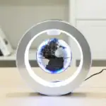 Objet scientifique lumineux représentant la Terre dans un cadre circulaire.