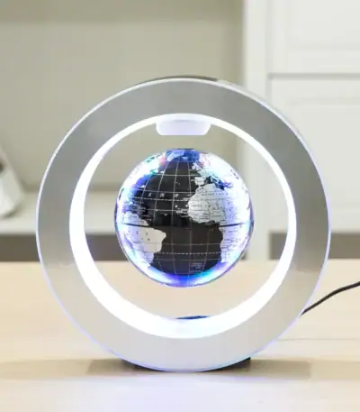 Objet scientifique lumineux représentant la Terre dans un cadre circulaire.