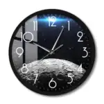 Horloge murale avec motif de l'espace et de la lune.