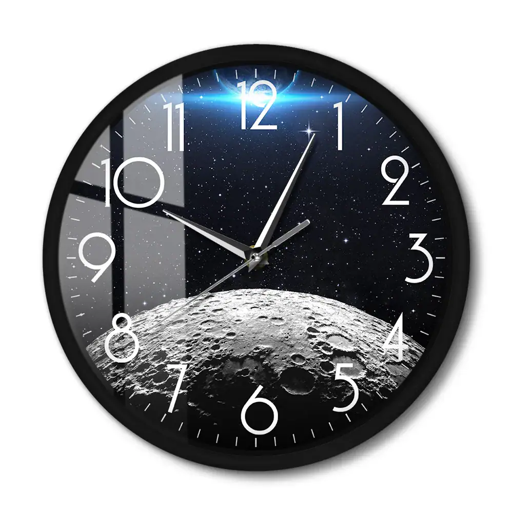 Horloge murale avec motif de l'espace et de la lune.
