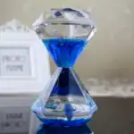 Horloge de sable en cristal avec liquide bleu, décoration scientifique élégante pour bureau ou salon.