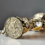 Balancier de montre ancien en métal argenté avec motif de dragon.