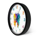 Horloge murale moderne avec cadran coloré et design artistique, idéale pour la décoration intérieure et les amateurs de style contemporain.