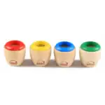 Ensemble de quatre pots à monnaie en bois avec couvercles colorés (rouge, jaune, bleu, vert), parfaits pour la décoration ou le rangement ludique.