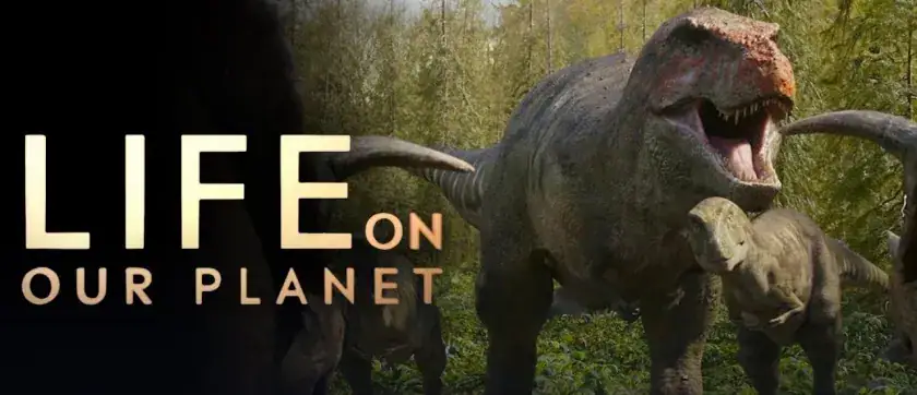 Detailliertes Modell eines Dinosauriers in einer Waldlandschaft, ideal für wissenschaftliche Dekorationen und Bildungszwecke.