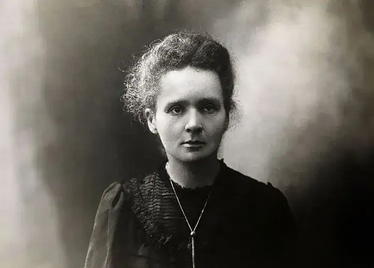 Portrait d'une femme en noir et blanc avec une expression sérieuse, portant une robe ancienne et un collier, évoquant une époque révolue.