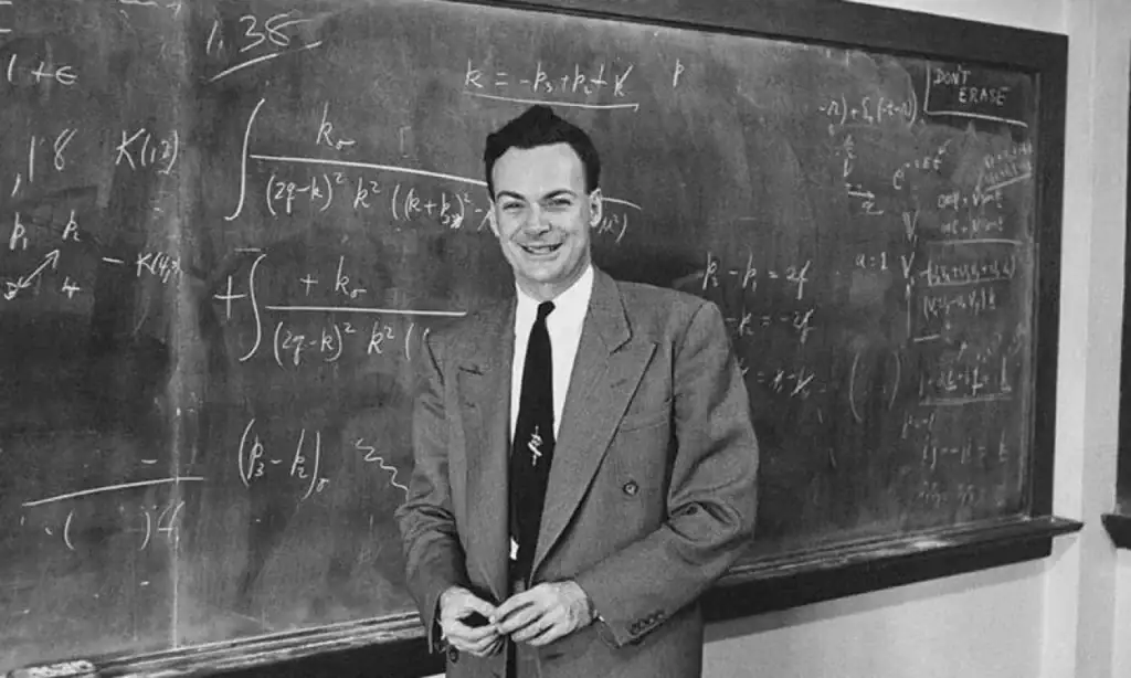 Illustration d'un scientifique vintage souriant devant un tableau noir rempli d'équations mathématiques, évoquant la recherche et la découverte scientifique.