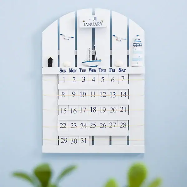 Horloge calendrier en bois blanc avec éléments marins, comprenant un calendrier mensuel, un bateau, un phare et des oiseaux, idéal pour une décoration intérieure élégante.