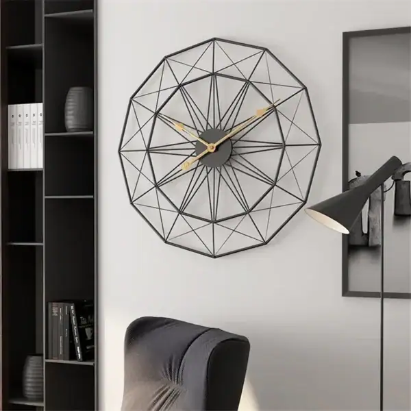 Horloge murale géométrique en métal noir avec aiguilles dorées, décoration contemporaine pour intérieur élégant.