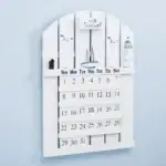 Calendrier mural en bois blanc avec décor scientifique, comprenant un mois de janvier, des illustrations d'éléments liés à la science, parfait pour une décoration thématique.