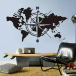 Carte du monde noire avec boussole murale, décoration moderne pour intérieur, design géographique, mur d'inspiration voyage, objet décoratif scientifique.