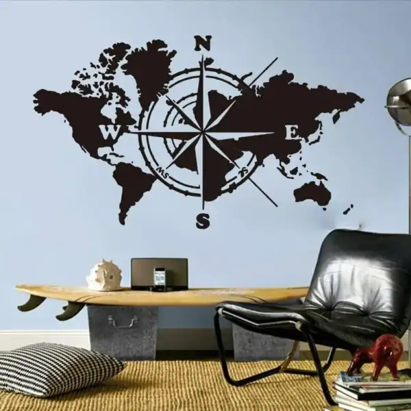 Carte du monde noire avec boussole murale, décoration moderne pour intérieur, design géographique, mur d'inspiration voyage, objet décoratif scientifique.