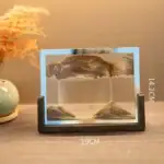 Porte-objets décoratif en verre illustrant des formations géologiques avec couches de roche et détails minéraux.