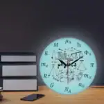 Horloge lumineuse avec illustrations de concepts scientifiques, formules et symboles liés à la physique, idéale pour décoration de bureau ou salle d'étude.