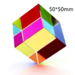 Cube en verre coloré, décoration scientifique, objet de collection.