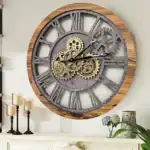 Horloge murale design avec engrenages en métal et cadre en bois, style industriel, décoration moderne pour salon ou bureau.