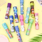 Pinceaux colorés avec motifs scientifiques et animaux, parfaits pour les activités artistiques des enfants.