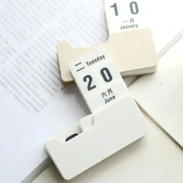 Porte-documents calendrier en plastique blanc avec affichage de la date, idéal pour organiser votre emploi du temps ou décorer un espace de travail avec une touche scientifique.