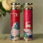Poudre de météorite et cristaux colorés dans un tube à essai décoratif, parfait pour la décoration scientifique ou comme objet de collection.