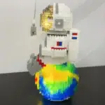 Vaisseau spatial en LEGO avec astronautes et planète colorée, décor scientifique ludique, parfait pour la décoration ou la collection.