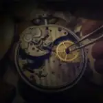 Montre mécanique en cours de réparation avec outils précis.