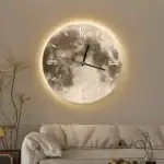 Horloge murale en forme de lune lumineuse avec éclairage LED doux, idéale pour la décoration intérieure moderne et originale.
