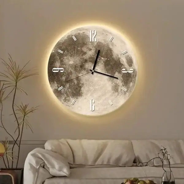 Horloge murale en forme de lune lumineuse avec éclairage LED doux, idéale pour la décoration intérieure moderne et originale.