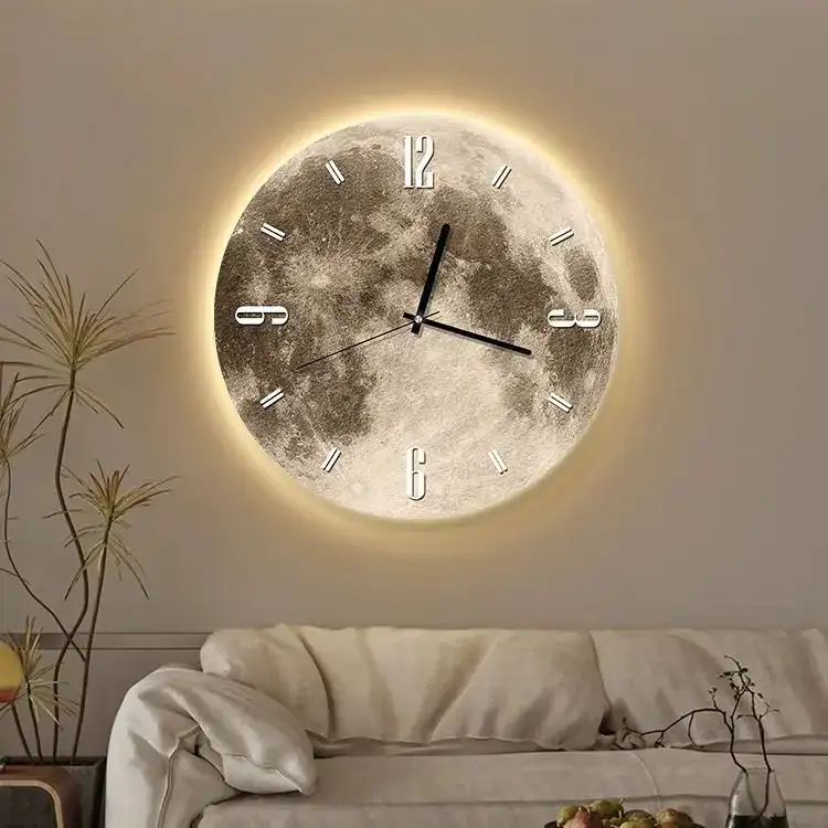 Horloge murale en forme de lune lumineuse avec éclairage LED doux, idéale pour la décoration intérieure moderne et originale.