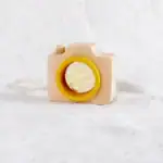 Objet scientifique en bois avec objectif jaune, décor de style vintage pour collection ou décoration intérieure.