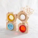 Poupées en bois éducatives avec lentilles colorées, parfaites pour la décoration et l'apprentissage des couleurs chez les enfants.