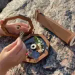 Boîte à bijoux en bois avec miroir et décoration florale, idéale pour ranger vos petits objets précieux avec élégance.
