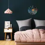 Horloge murale design avec motif planètes et étoiles pour décoration intérieure.