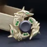 Toupie en métal avec design de dragon chinois, détails dorés et accents verts, idéale pour la décoration ou la collection.