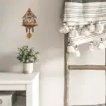 Horloge murale en forme de chalet avec pendule en bois, décoration rustique pour intérieur chaleureux.