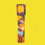 Pince à linge solaire pour enfants avec design coloré représentant le soleil et des enfants jouant, idéale pour ajouter une touche ludique à la lessive.