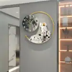 Horloge murale avec décoration d'astronaute et lune, design moderne pour intérieur élégant.