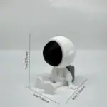 Figurine d'astronaute en décoration de style scientifique, en blanc avec un casque noir, idéale pour la décoration d'intérieur ou comme objet de collection.