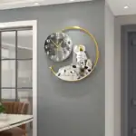 Balancier d'horloge avec thème lunaire et astronaute.