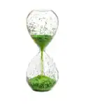 Sablier de sable vert avec paillettes brillantes, symbole du temps et de la science, parfait pour la décoration de bureau ou d'étagère.