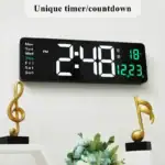 Horloge numérique moderne avec affichage de l'heure, de la température et de la date, décorée avec des notes de musique dorées, idéale pour la décoration intérieure.