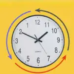 Horloge à quartz avec flèches de rotation colorées sur un fond jaune, illustrant le mouvement circulaire et la précision du temps.