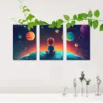 Enfant assis sur une planète, regardant un univers coloré avec des planètes et étoiles, dans un triptyque mural inspirant la science et l'imagination.