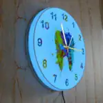 Horloge murale scientifique avec design coloré.