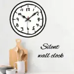 Horloge murale silencieuse avec design minimaliste, affichant l'heure avec des chiffres noirs sur fond blanc, idéale pour une décoration moderne et fonctionnelle.