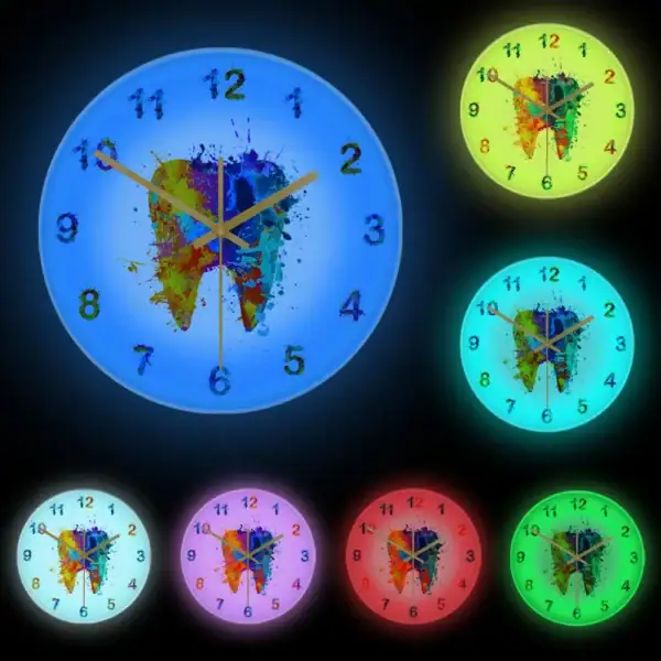 Horloge murale scientifique avec design de cerveau coloré, disponible en plusieurs couleurs vives, idéale pour décoration de bureau ou salle d'étude.