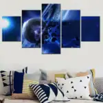 Panneau mural représentant une scène spatiale avec planètes, étoiles et débris cosmiques, parfait pour une décoration scientifique ou futuriste.