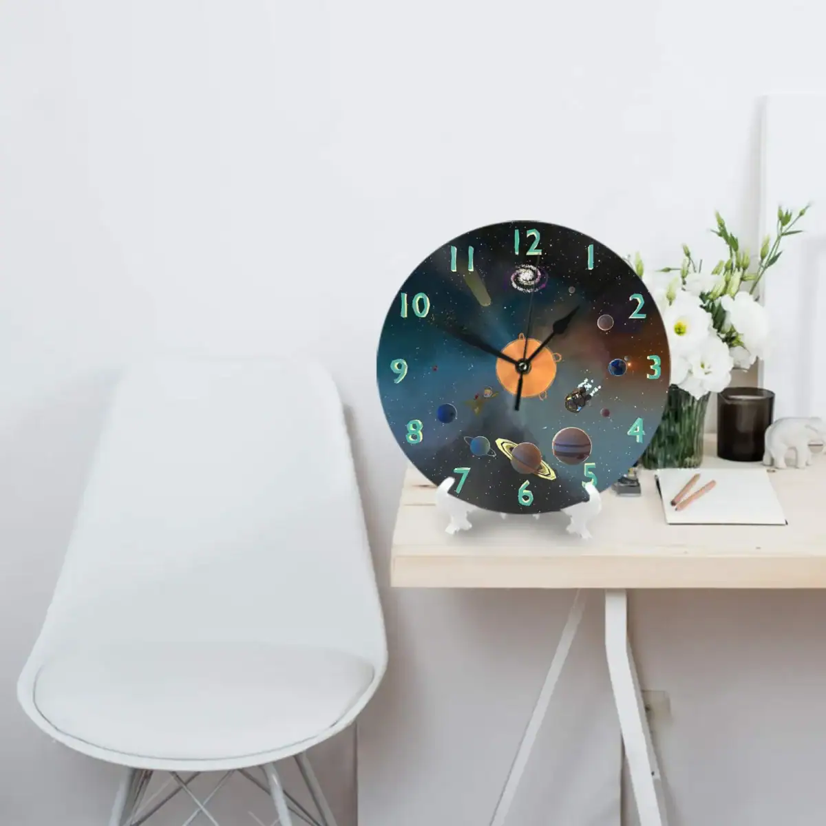 Horloge murale thème espace avec planètes et étoiles.